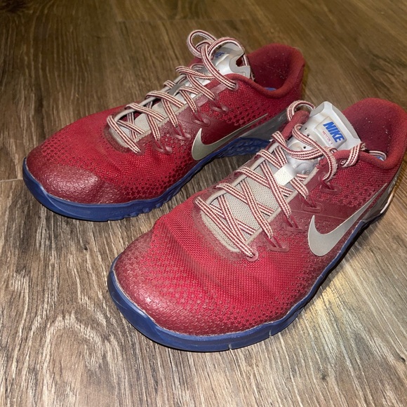 *buy 2 pairs shoes, 2nd pair is 1/2 off* just add to your bundle.
Nike Metcon 4 - Picture 2 of 4